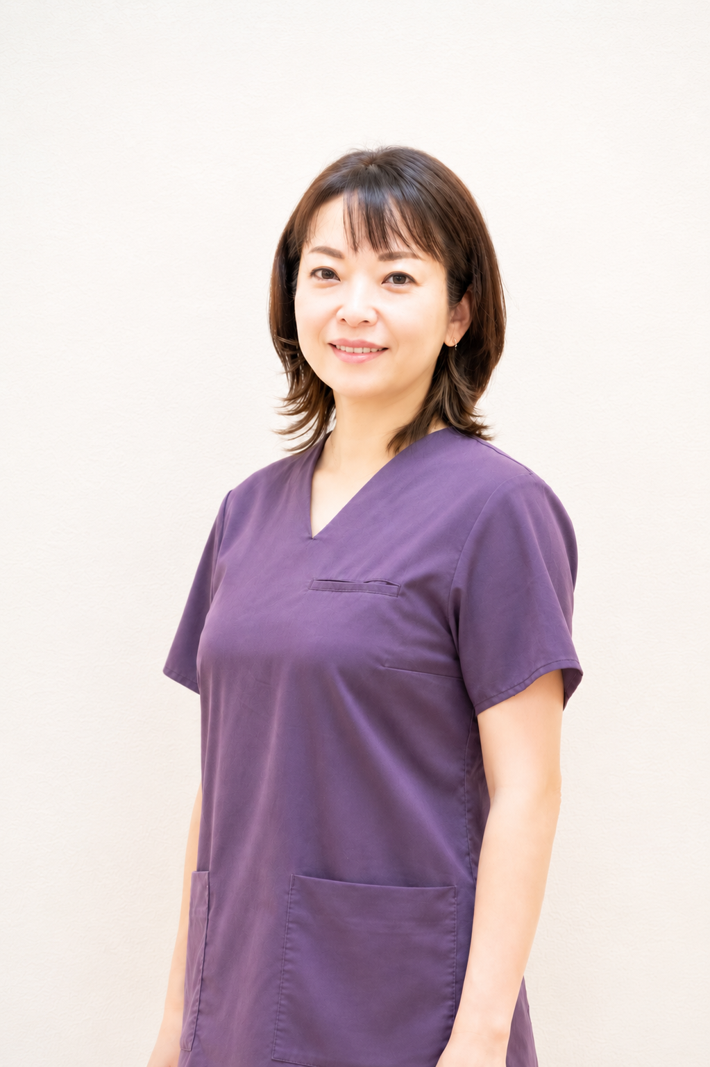 清潔なトレーに並べた歯科用ミラーと治療器具を準備する手元