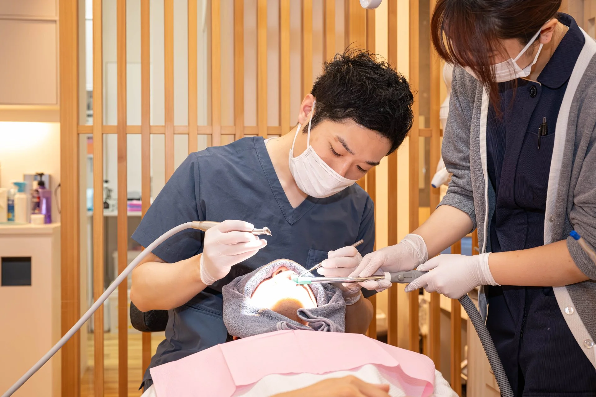 口腔内を確認する歯科医師の手元