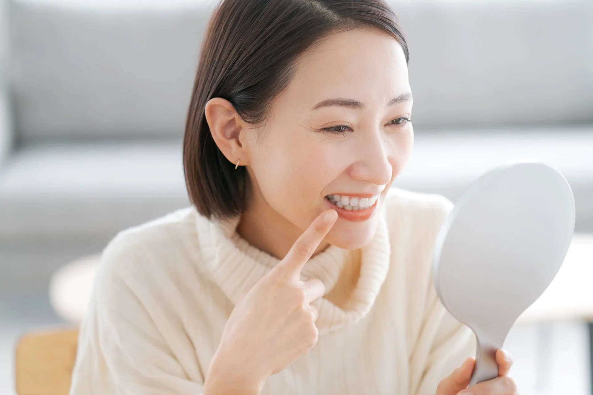 診療チェア横で整備された歯科用機器